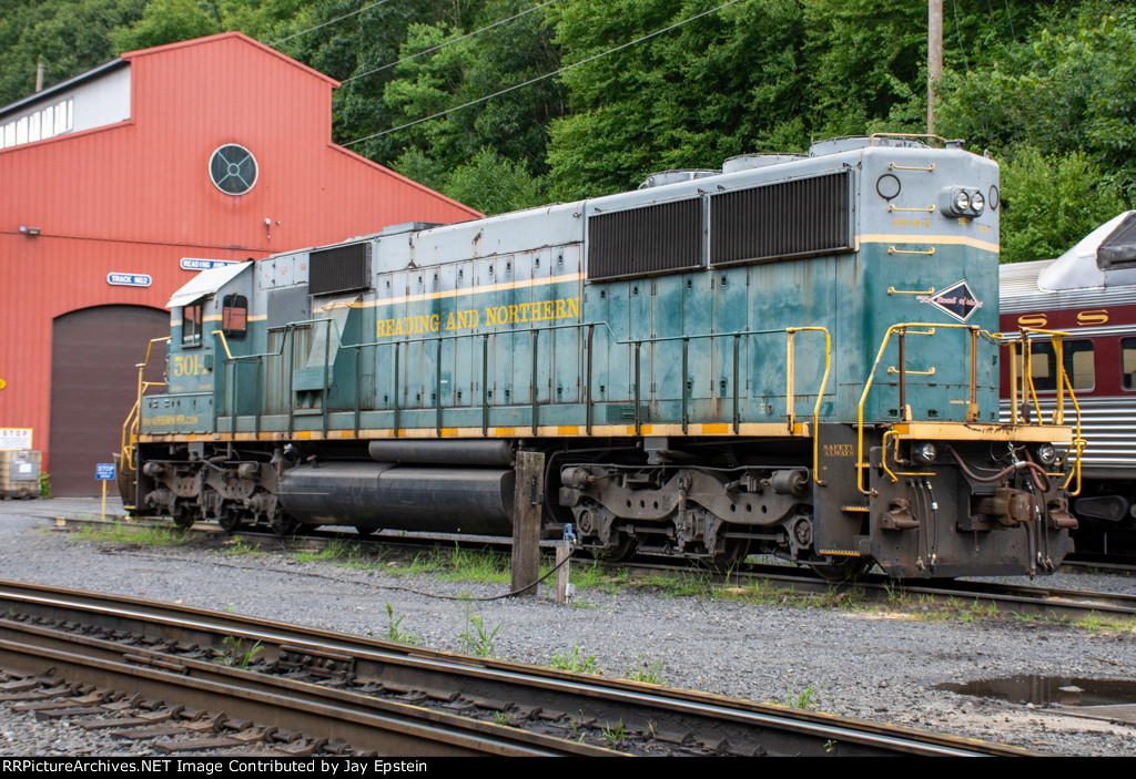 RBMN 5014 sits outside the Port Clinton Shops 